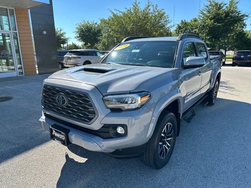 Used 2020 Toyota Tacoma TRD Sport w/ TRD Premium Sport Package AWD/4WD image 2