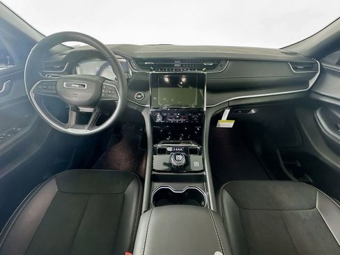 New 2025 Jeep Grand Cherokee Altitude image 9