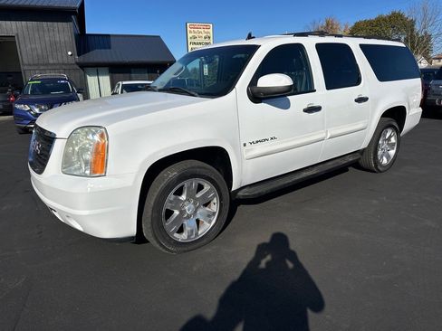 Used 2007 GMC Yukon XL SLT w/ SLT Preferred Equipment Group image 1