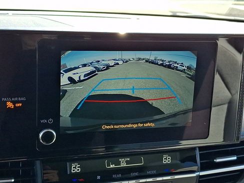 Used 2025 Toyota Sienna LE FWD image 18