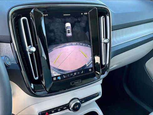 Used 2023 Volvo XC40 B4 Plus w/ Protection Package Premier image 30