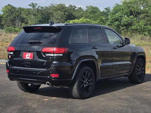 Used 2018 Jeep Grand Cherokee Altitude RWD image 8