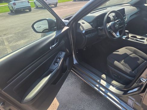 Used 2025 Nissan Altima 2.5 SV FWD image 5