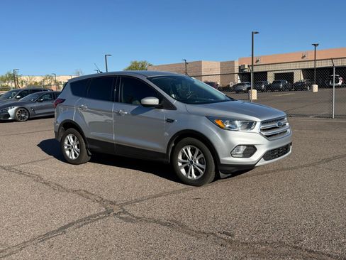 Used 2019 Ford Escape SE image 3