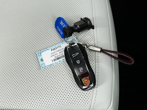 Certified 2024 Porsche Macan image 41