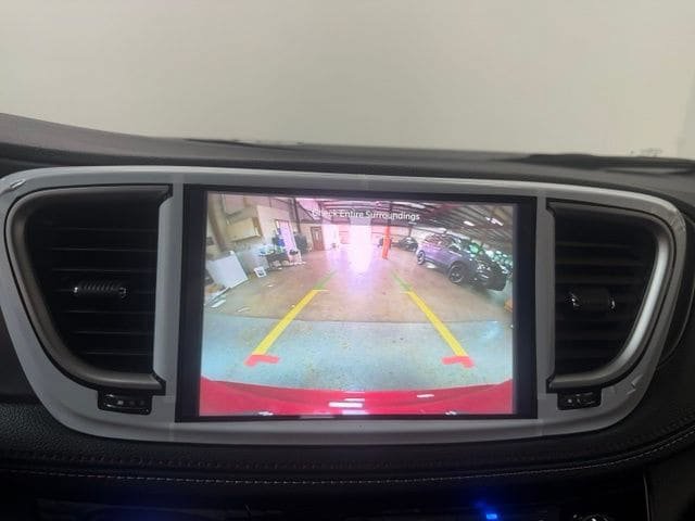 New 2027 Chrysler Pacifica Select AWD/4WD image 18