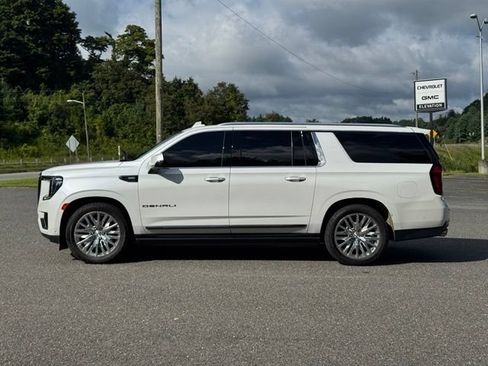 Used 2023 GMC Yukon XL Denali Ultimate AWD/4WD image 4
