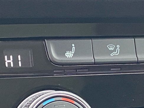 Certified 2024 Volkswagen Taos SE w/ Panoramic Sunroof Package image 15