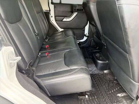 Used 2016 Jeep Wrangler Unlimited Rubicon AWD/4WD image 13