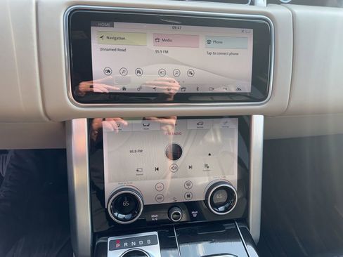 Used 2020 Land Rover Range Rover HSE image 11