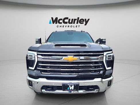Used 2024 Chevrolet Silverado 3500 LTZ w/ LTZ Convenience Package AWD/4WD image 2