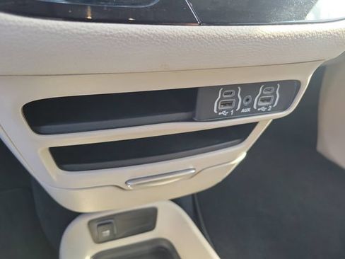 Used 2023 Chrysler Pacifica Touring-L FWD image 25