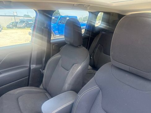 Used 2023 Jeep Renegade Altitude w/ Sun/Sound Group AWD/4WD image 12