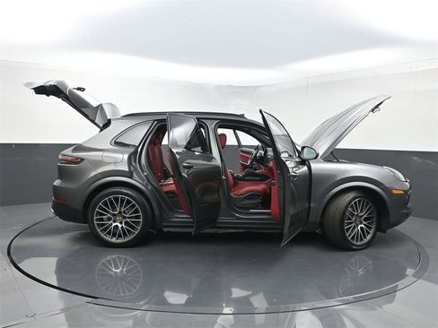 Used 2022 Porsche Cayenne S image 37
