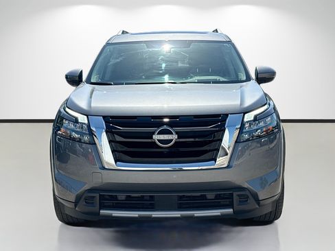 Used 2025 Nissan Pathfinder Platinum FWD image 8