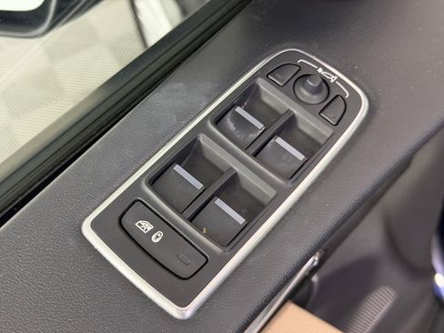 Used 2017 Jaguar F-PACE Premium image 22