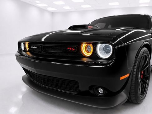 Used 2022 Dodge Challenger R/T Scat Pack w/ Shaker Package RWD image 4