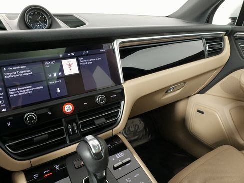 Used 2025 Porsche Macan image 55