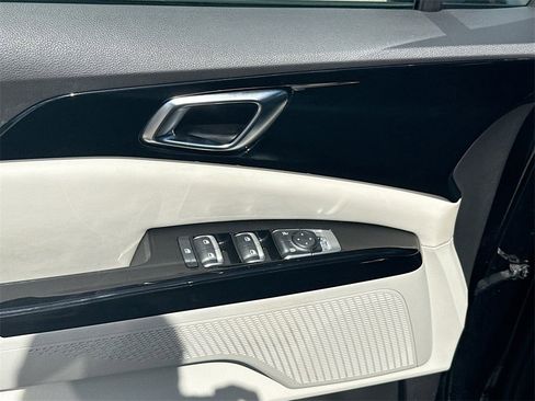 Used 2024 Kia Carnival EX image 19