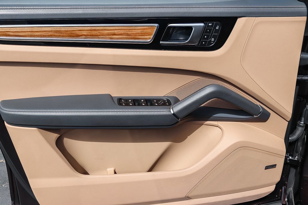 Used 2023 Porsche Cayenne AWD/4WD image 24