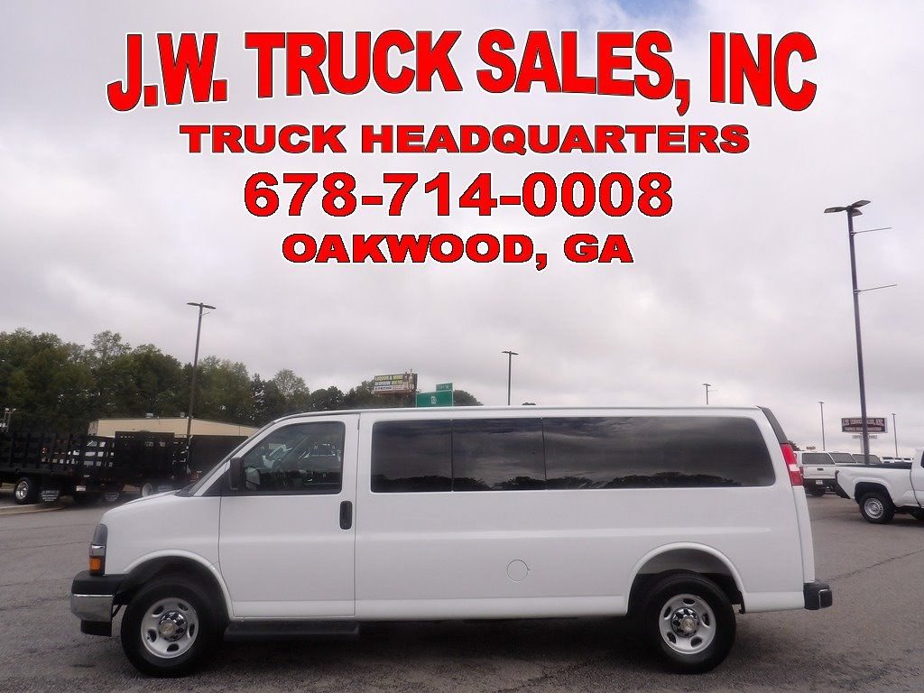 Used 2025 Chevrolet Express 3500 LT w/ LT Preferred Equipment Group RWD image 2