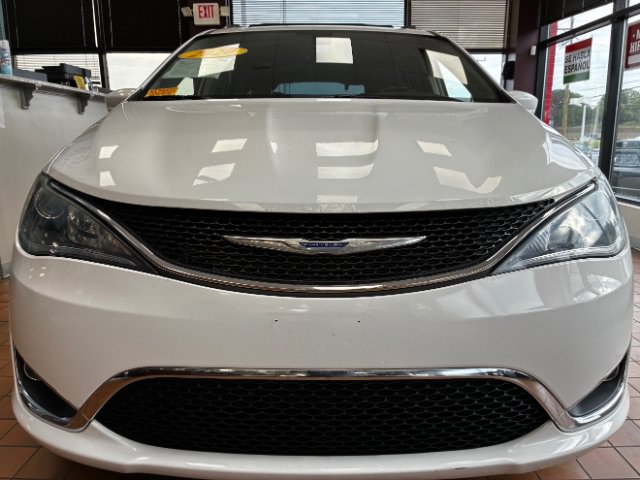 Used 2020 Chrysler Pacifica Touring-L FWD image 4