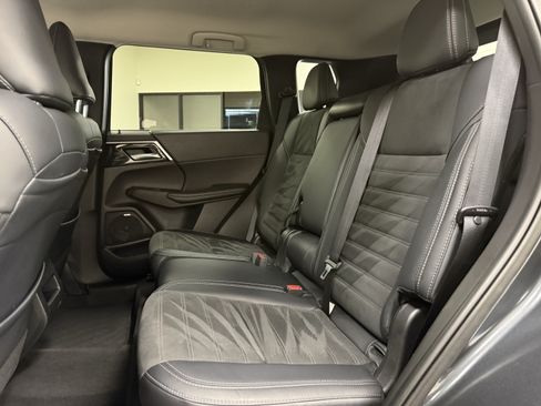 Used 2025 Mitsubishi Outlander SE AWD/4WD image 16