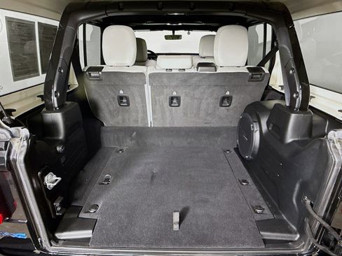 Used 2021 Jeep Wrangler Unlimited Sahara image 32