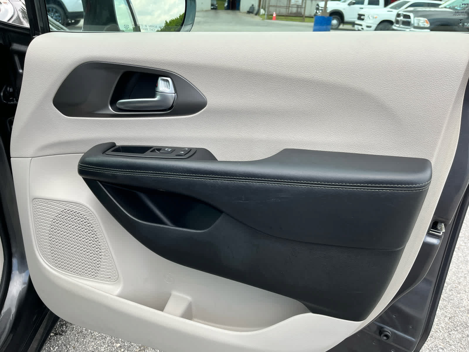 Used 2018 Chrysler Pacifica Limited w/ Tire & Wheel Group FWD image 39
