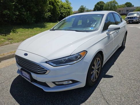 Used 2017 Ford Fusion SE FWD image 3