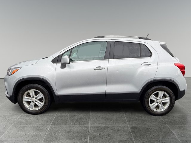 Used 2020 Chevrolet Trax LT w/ LT Convenience Package AWD/4WD image 2