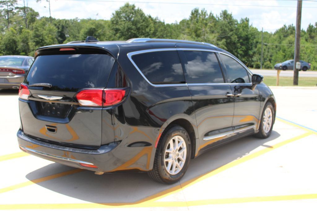 Used 2019 Chrysler Pacifica Touring-L FWD image 3