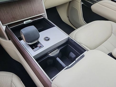 Used 2025 Land Rover Range Rover Long Wheelbase SE image 20