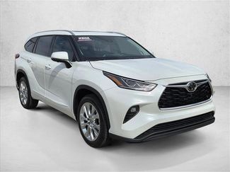Used 2023 Toyota Highlander Limited video 3