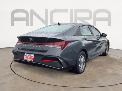 Used 2024 Hyundai Elantra SE FWD image 13