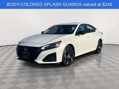 Used 2023 Nissan Altima 2.5 SR w/ SR Premium Package image 3