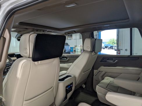 Used 2025 GMC Yukon Denali w/ Denali Reserve Package AWD/4WD image 18