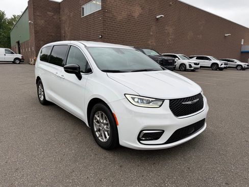 Used 2026 Chrysler Pacifica Select FWD image 2