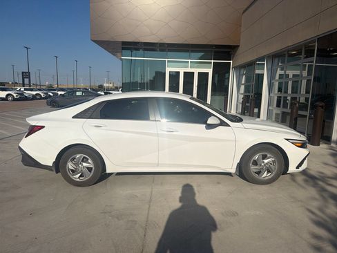 Certified 2025 Hyundai Elantra SE FWD image 4