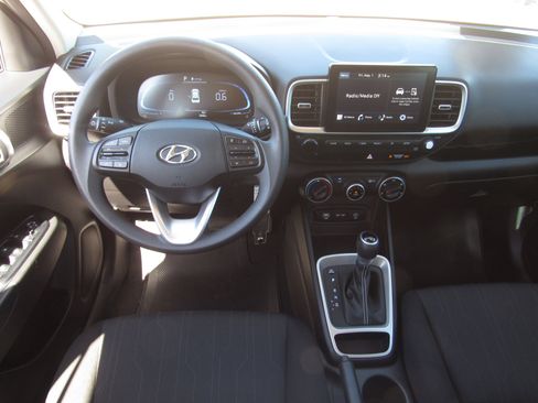 Used 2025 Hyundai Venue SE FWD image 16