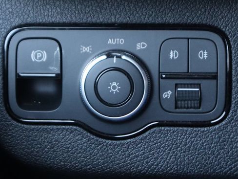 Used 2025 Mercedes-Benz Sprinter 2500 image 24