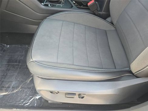 Used 2023 Volkswagen Taos SE w/ Panoramic Sunroof Package FWD image 11
