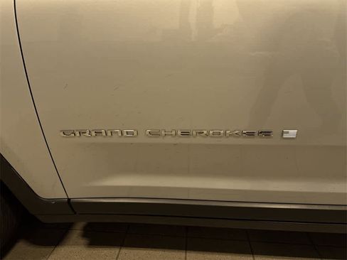 Used 2023 Jeep Grand Cherokee Laredo image 23