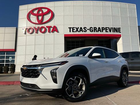 Used 2025 Chevrolet Trax LT image 2