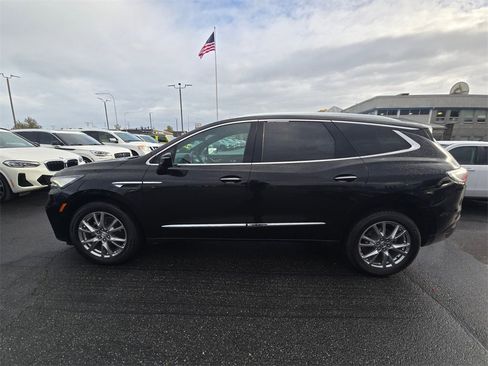 Used 2023 Buick Enclave Essence image 7