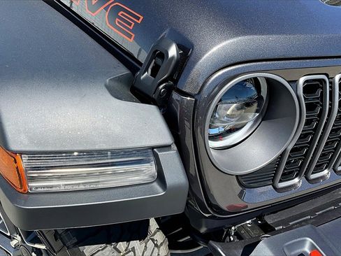 New 2025 Jeep Gladiator Mojave w/ Convenience Group image 15