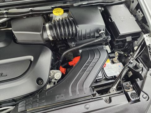 Used 2024 Chrysler Pacifica Touring-L image 17