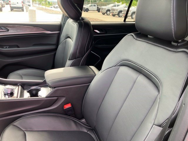 New 2026 Jeep Grand Cherokee Limited AWD/4WD image 12