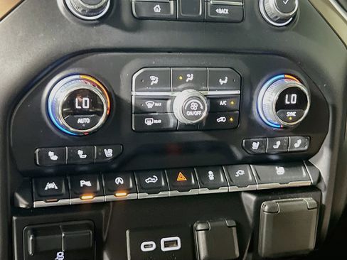 Used 2020 Chevrolet Silverado 1500 High Country w/ Technology Package AWD/4WD image 26