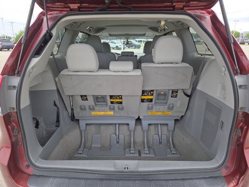 Used 2013 Toyota Sienna XLE FWD image 18